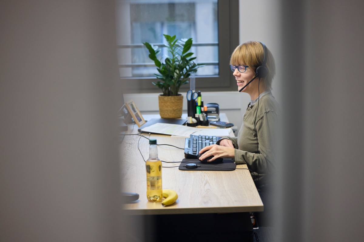 An IQWiG employee sitting at her desk