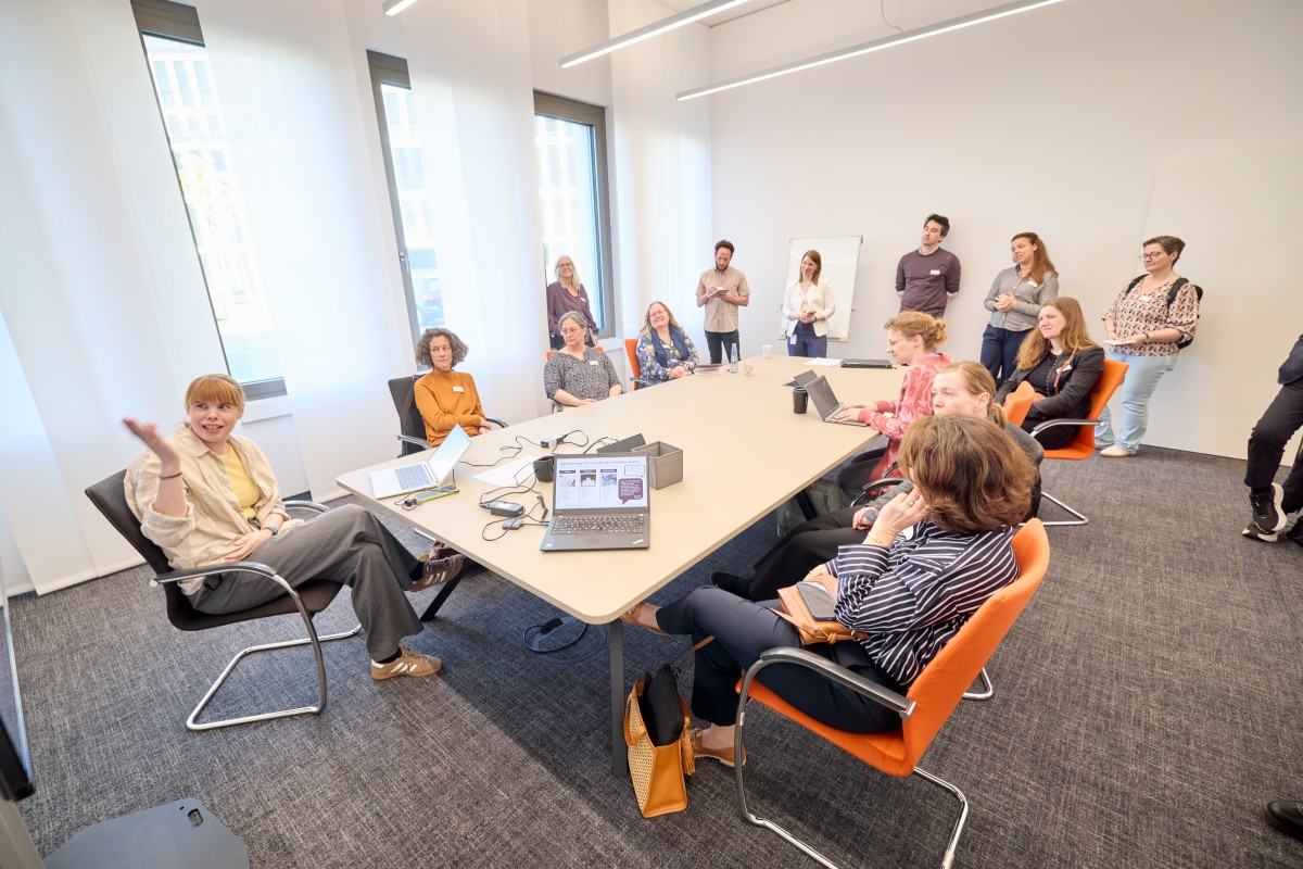 Fotos von Teilnehmenden bei einer Diskussion