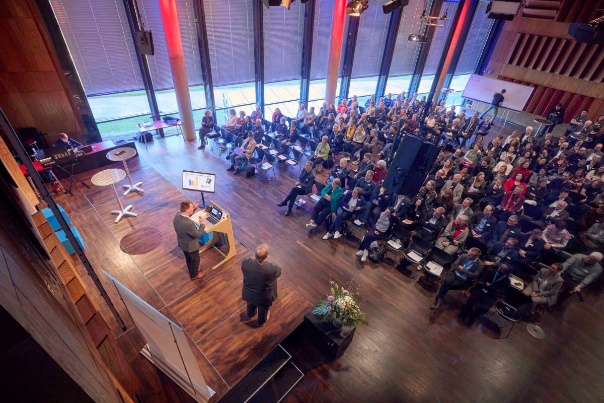 Blick in den großen Saal des KOMED im Kölner Medienpark mit mehr als 250 Gästen