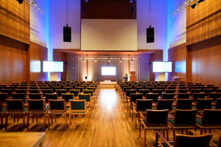 Saal mit Stühlen