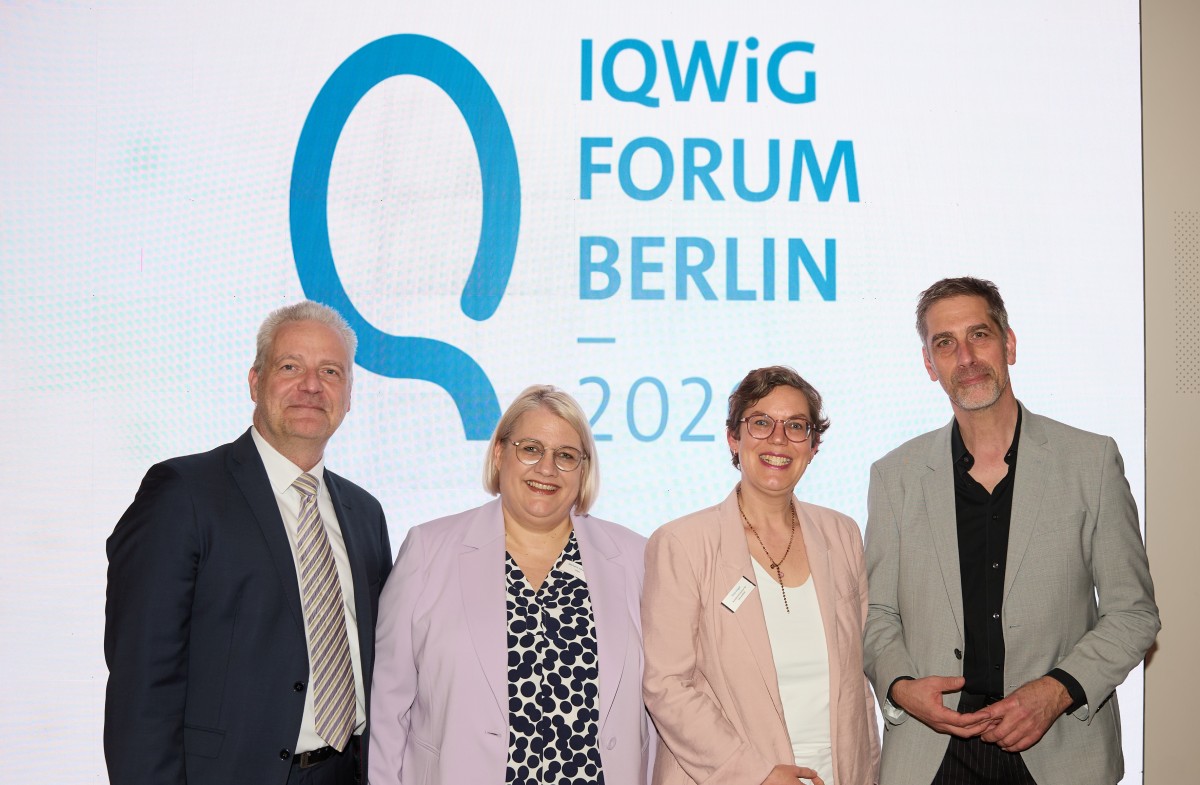 V.l.n.r.: IQWiG-Geschäftsführer Klaus Bründermann, stellvertretende Institutsleiterin Michaela Eikermann, Tina Vogel, BMG, und IQWiG-Chef Thomas Kaiser 