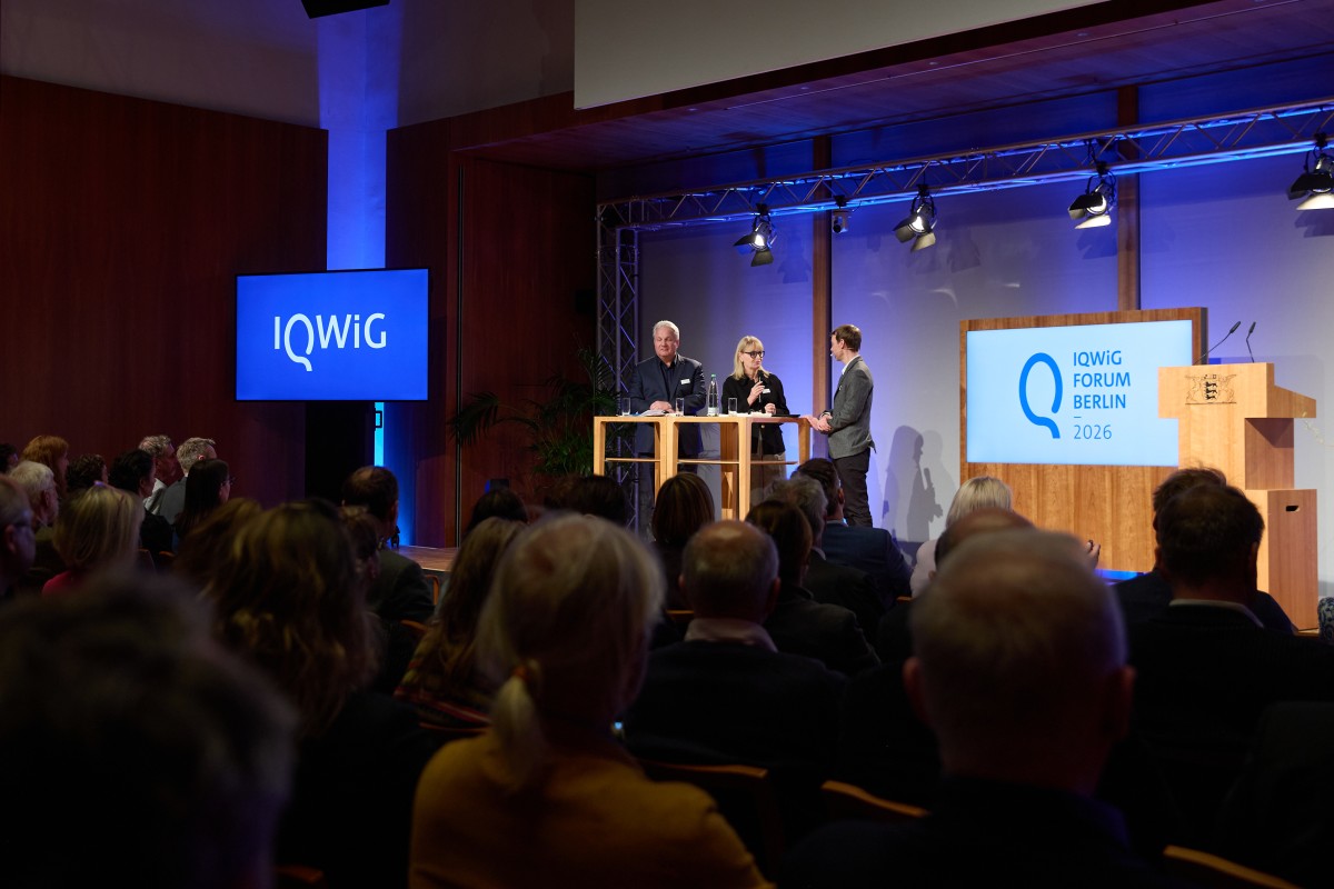 Foto von Podiumsdiskussion mit Karin Maag (Mitte), Thomas Isenberg (links) und Johannes Hillje als Moderator 