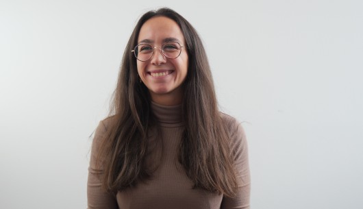 Porträtfoto unserer Mitarbeiterin Nadia Abu Rajab 