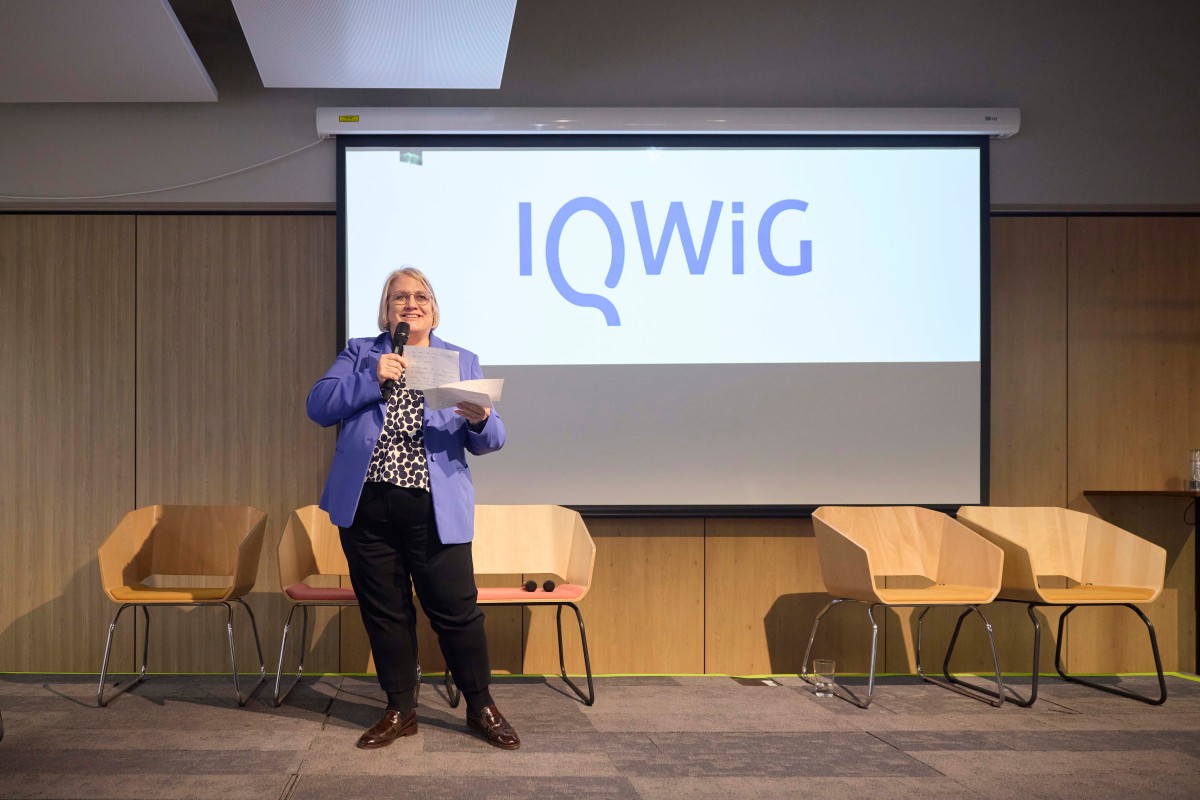 Die stellevertretende Leiterin des IQWiG, Michaela Eikermann, hatte das Schlusswort des Symposiums.
